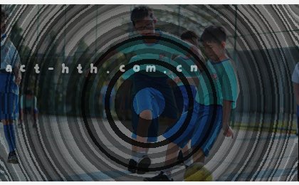记分牌上亮起3-2，主队球迷高举双臂欢呼。